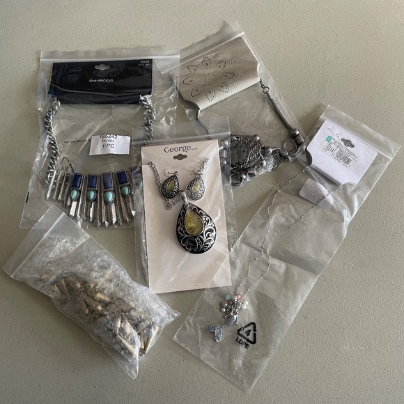 Jewelry - BUNDLE of (5) NEW Necklaces/Pendants